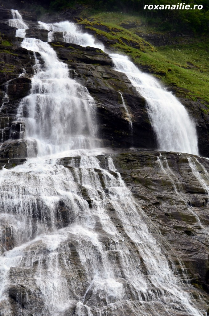 Am vazut si pozat zeci de astfel de cascade in Norvegia… le-am pierdut sirul si numele